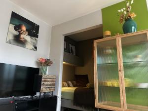 Stylish free parking Studio central with balcony
