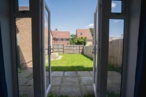 Comfortable 3 Bedroom Home w Garden and Parking