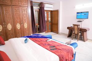 Divine India Service Apartment,2Bhk, D-198, Near Max Hospital SAKET