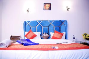 Divine India Service Apartment,2Bhk, D-198, Near Max Hospital SAKET
