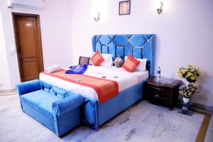 Divine India Service Apartment,2Bhk, D-198, Near Max Hospital SAKET