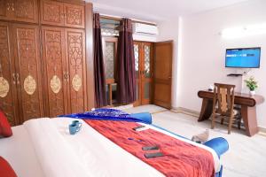 Divine India Service Apartment,2Bhk, D-198,SAKET