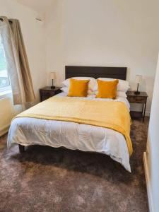 Cosy 3 Bedroom House - Free Parking - Airport 6 Min Walk - Maisons de vacances, Manchester