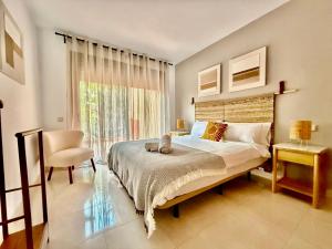 Sunny 2Bed Resort Style Apartment New Golden Mile Estepona FREE PARKING WIFI & AIRCON