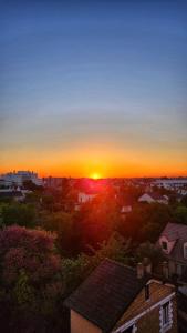 Appartements Studio lumineux 3 min Gare Houilles - RER A, Ligne L et J : photos des chambres