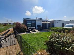 Marina Strandbad Chalet Land in Sicht mit Zaun Haus Nr 81 - 4hvězdičkové hotely ve městě Olburgen