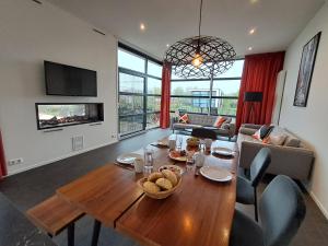 Marina Strandbad Chalet Land in Sicht mit Zaun Haus Nr 81