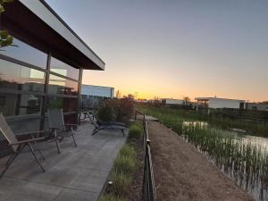 Marina Strandbad Chalet Land in Sicht mit Zaun Haus Nr 81