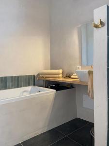 Spacious Studio, lake view and bath img12