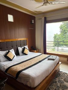 THE Grahil Hotel & Restaurant !Awarded Hotel ! BALCONY ROOMS With BEST Valley View Roof top Cafe ! Near JW Marriott Mussoorie