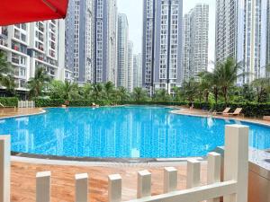 SKYLAKE RETREAT APARTMENT - Free Outside Pool & Private Fitness, Imperia 2 Vinhomes Smart Hanoi - Mochie Homestay