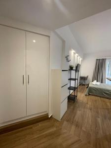 Gravity Downtown Balcony Studio