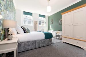 TS1 large apartment with Private Parking