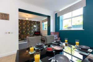 TS1 large apartment with Private Parking