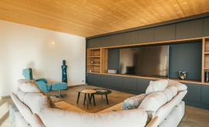 Architect-Designed Villa With Pool Near Mountains
