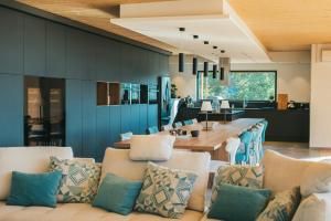 Architect-Designed Villa With Pool Near Mountains