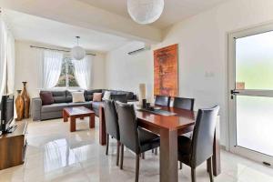 Coral Bay Villa - Sleeps 6 - Pool - Parking