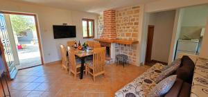 Stone House with Pool,in Idillic Countryside - Villa Mir