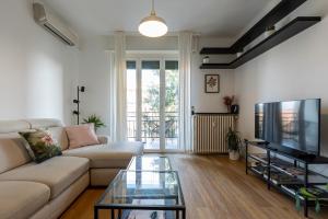 Family Friendly & Spacious w Balcony near Metro