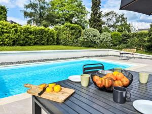 Maisons de vacances Holiday Home La Tour Bourgerel avec piscine by Interhome : photos des chambres