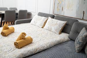 Elegant Downtown Apartment with Private Parking