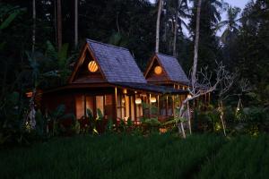 Uma Cabins