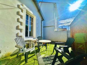 Duplex confortable avec climatisation et cour - ménage et linge inclus