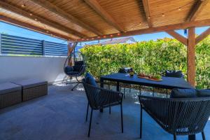 Bezauberndes Apartment nur 450 Meter zum Strand mit Aussendusche, Liegen, Meerblick