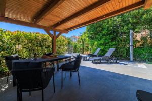 Bezauberndes Apartment nur 450 Meter zum Strand mit Aussendusche, Liegen, Meerblick