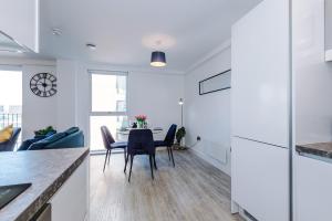 Monthly Special Salford Fully Equipped Kitchen WiFi