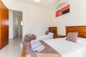 Coral Bay Villa - Sleeps 6 - Pool - Parking