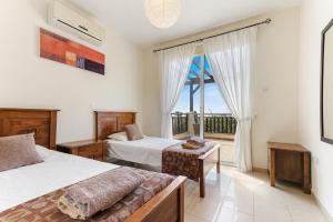 Coral Bay Villa - Sleeps 6 - Pool - Parking