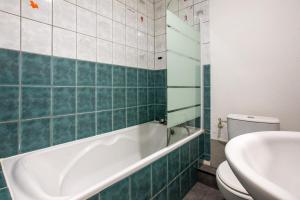 Appartements Spacieux Studio, Maison de Maitre, Parking Gratuit sur Place, MULHOUSE CENTRE : photos des chambres