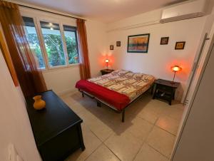Appartements F3 RDC jardin clot et piscine privatifs, proche toutes activites ! : photos des chambres