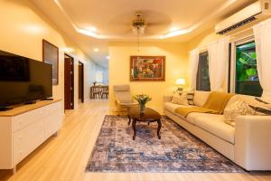 Kamala Beach House, 7-Min Walk to Beach