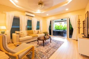 Kamala Beach House, 7-Min Walk to Beach