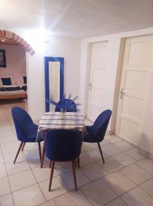 The Hidden Gem, 1 bedroom, 1 living room, 4 beds, Sleeps 5