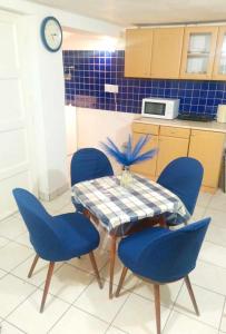 The Hidden Gem, 1 bedroom, 1 living room, 4 beds, Sleeps 5