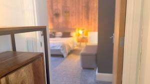 Stylish Quiet Town Apartment with Parking WEEKLY and MONTHLY Let at Reduced Rates