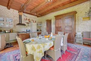 Maisons de vacances Charming home with a pool : photos des chambres