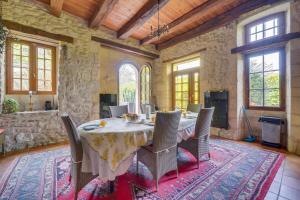 Maisons de vacances Charming home with a pool : photos des chambres