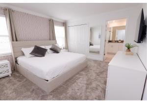 2489 RT Ultimate Villa Oasis with Pool & Spa Sleeps 13