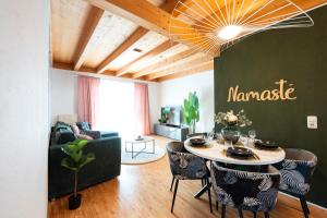 NAMASTÉ Homes - Ferienwohnung mit Balkon & Carport