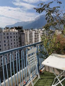 B&B / Chambres d'hotes espace prive avec balcon vue montagnes : photos des chambres