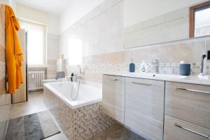 [Reni House]-Bright apartment+free park