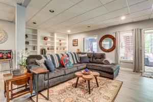 Spacious Yard and BBQ Chic Escape in Lawrenceville!