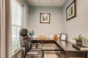 Spacious Yard and BBQ Chic Escape in Lawrenceville!