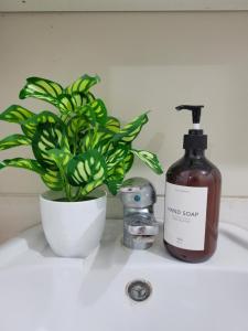 Stylish 1BR Condo Flair Tower near BGC&Ortigas, Walk to Malls&MRT