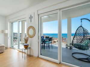 Deluxe 3 bedroom apartment with sea view