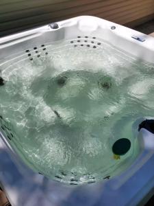 Luxury 6 BR Rebel Ridge Retreat-Sleeps 16-Hot Tub & Linens Included